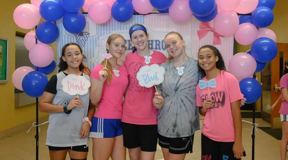 Un gruppo di studentesse delle Brevard County Public Schools posa davanti a uno sfondo di palloncini colorati.