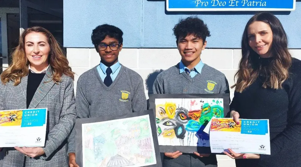 Quattro studenti della Patrician High School presentano le loro opere d'arte all'interno dell'edificio scolastico.