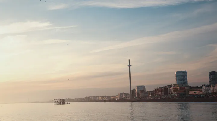 Skyline von Brighton mit dem Aussichtsturm i360 vom Meer aus gesehen