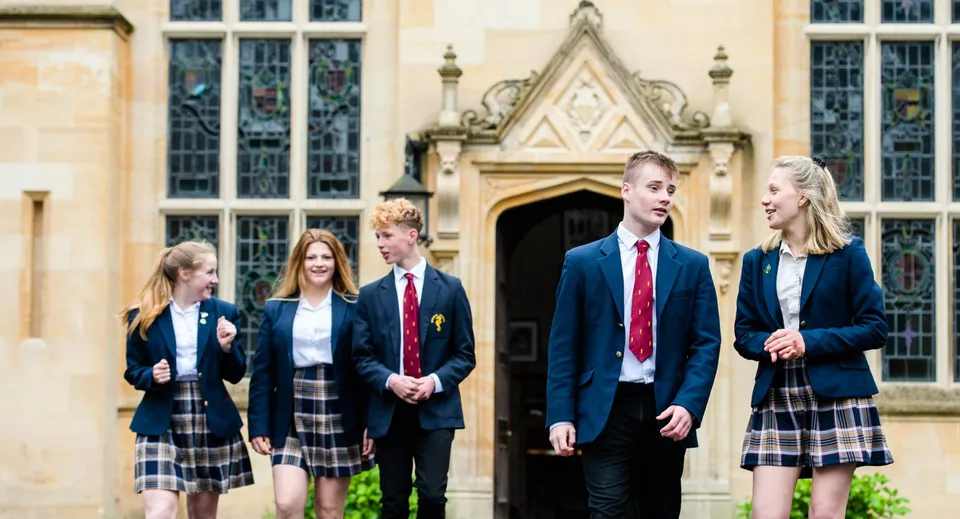 Un gruppo di studenti si trova davanti all'edificio gotico della Bredon School.