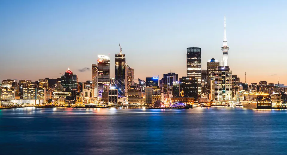 Vista sul lungomare con lo skyline della città vicino alla Takapuna Grammar School.