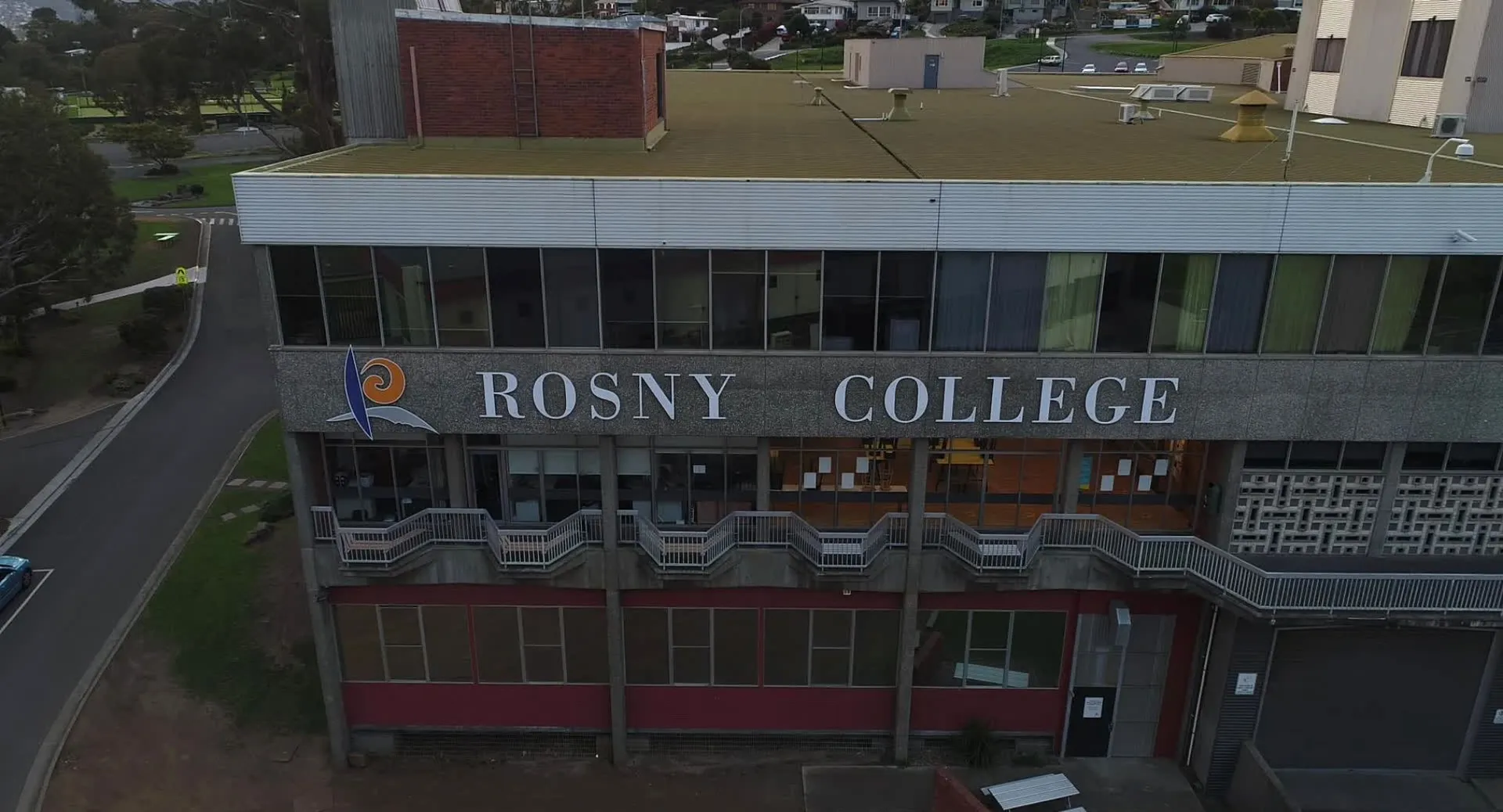 L'edificio a più piani del Rosny College è circondato da un prato e da altri edifici.