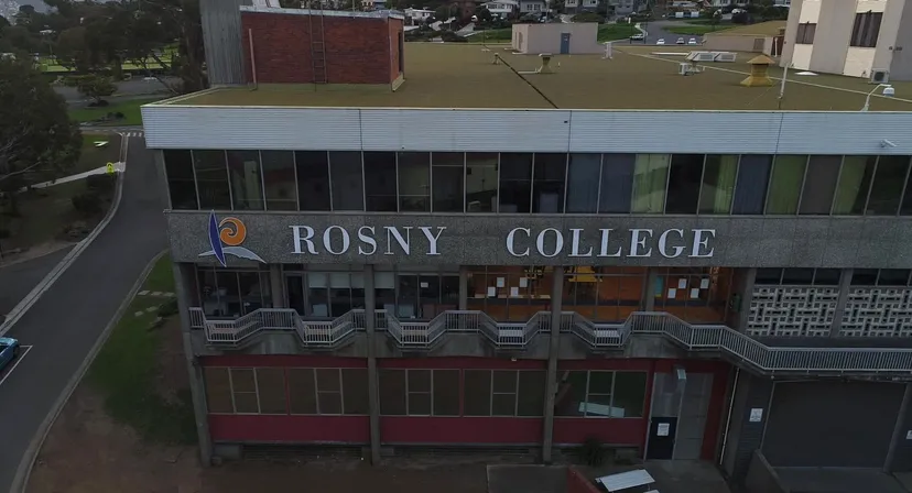 L'edificio a più piani del Rosny College è circondato da un prato e da altri edifici.