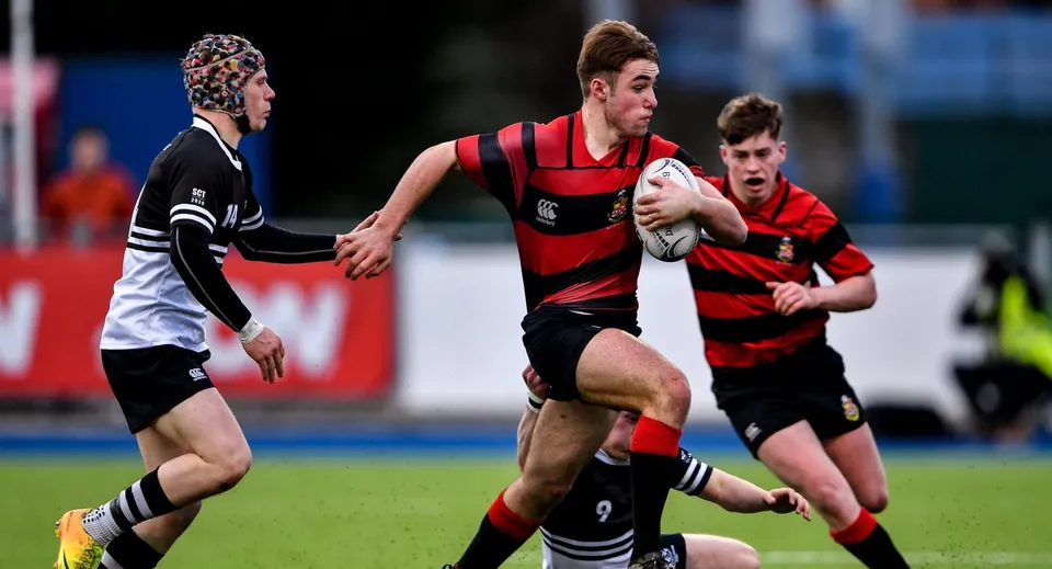Due giocatori durante un placcaggio a rugby nel corso di una partita sul campo del Kilkenny College.