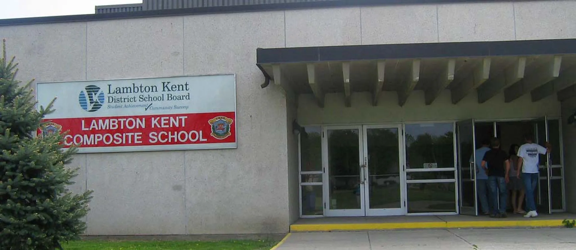 L'edificio scolastico della Lambton Kent Composite School con il logo del Lambton Kent District School Board sulla facciata.