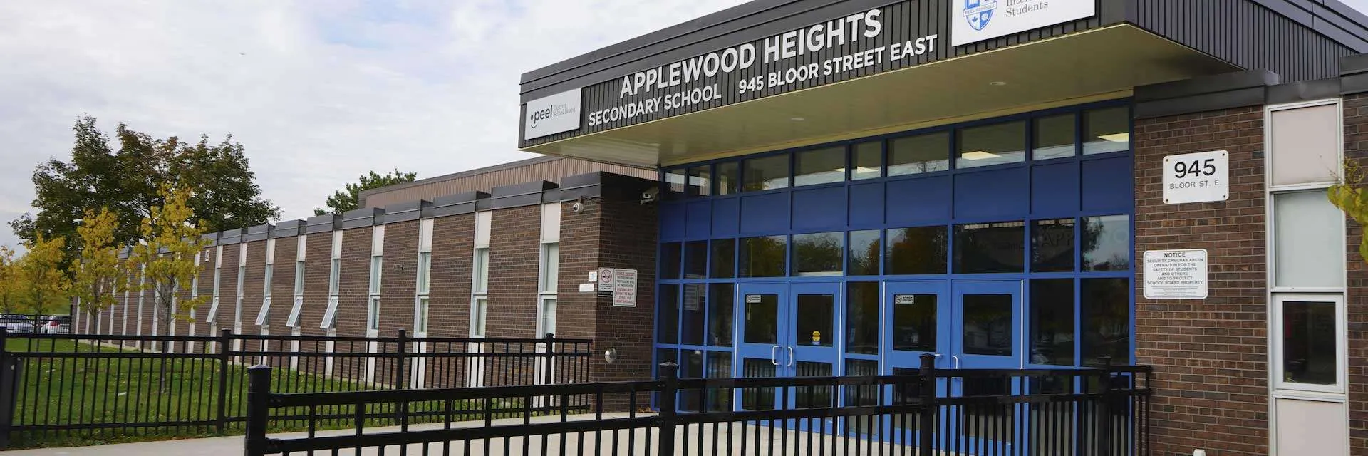 Der blaue Eingang der Applewood Heights.