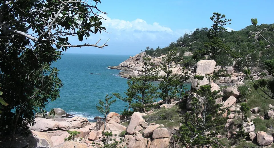 Vista su scogliere rocciose e il mare turchese nel paesaggio vicino al Varsity College.