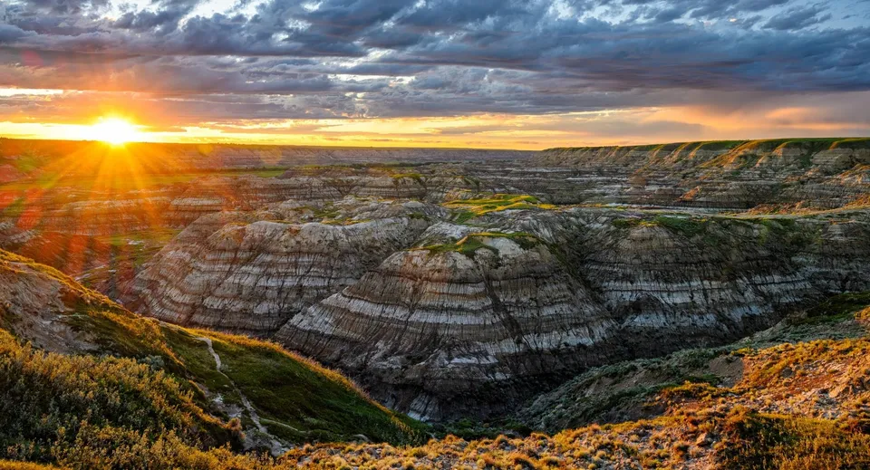 Paesaggio roccioso suggestivo al tramonto vicino alla Earl Marriott Secondary School.