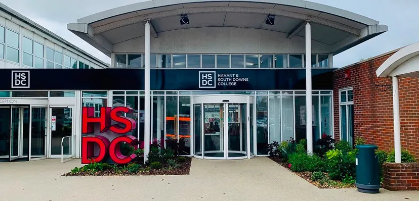 L'edificio moderno in vetro e mattoni con le grandi lettere rosse HSDC nel campus del Havant College.