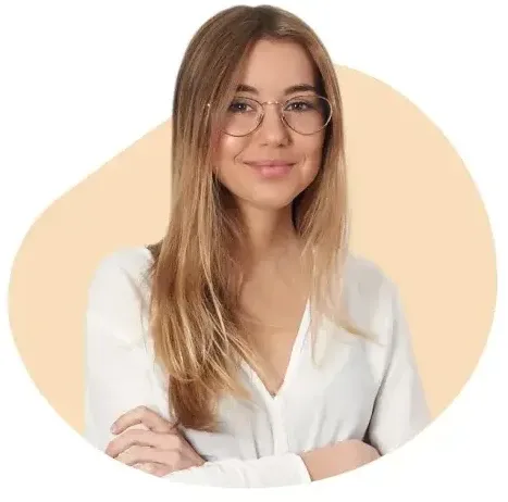 Retrato de una asesora con gafas y blusa blanca sobre una forma orgánica beige