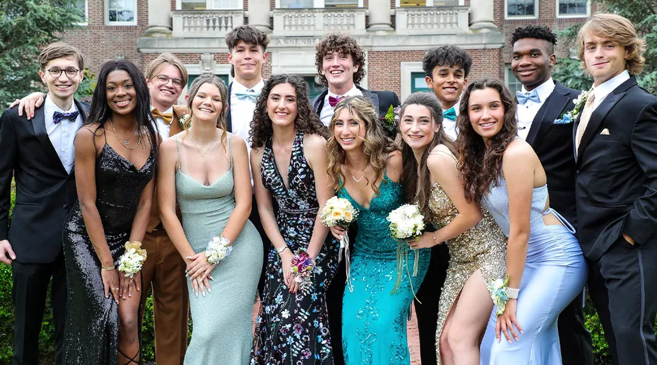 Un gruppo di studenti e studentesse della The Peddie School si trova davanti a un edificio storico durante un evento.