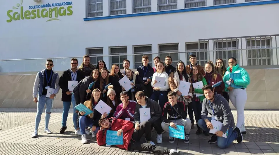 Un gruppo di studenti si trova davanti a un edificio con il logo della Salesianas sul campus della Salesianas.