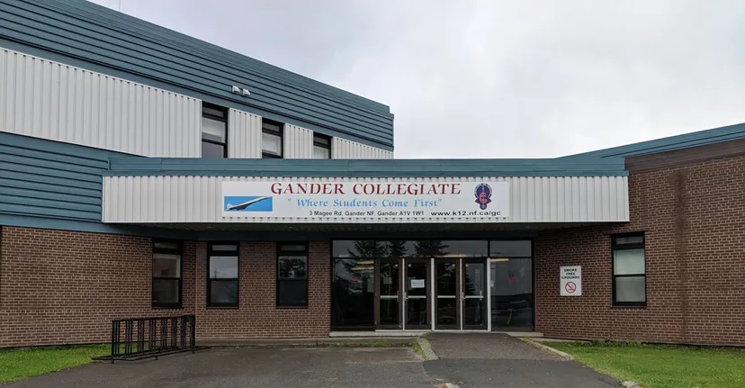 L'edificio del Gander Collegiate con ingresso in vetro e rivestimento in mattoni e facciata visto dall'esterno.