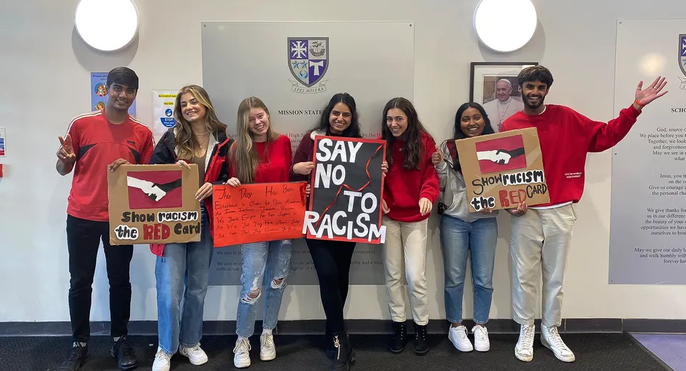 Studenti della Holy Rood High School tengono dei cartelli a una manifestazione per la diversità e contro il razzismo.