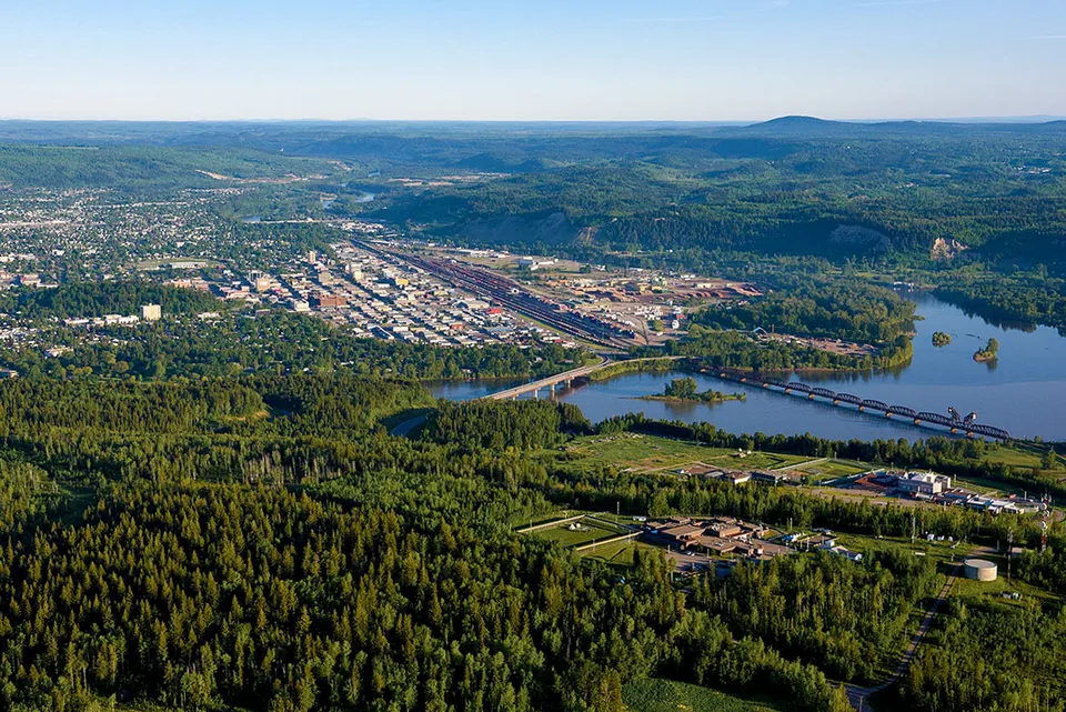 Vista sulla valle boscosa con fiume e centro abitato vicino alla Prince George Secondary School.