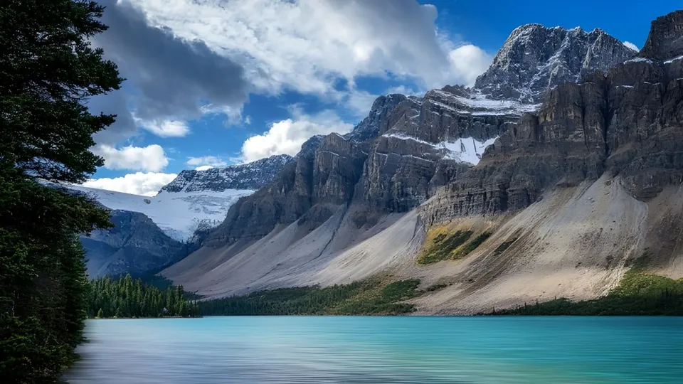 Un lago turchese si trova tra montagne innevate davanti alla École Polyvalente des Monts.