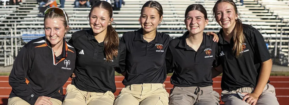 Un gruppo di studentesse della Rockford High School è insieme su una tribuna e si mette in posa per la fotocamera.