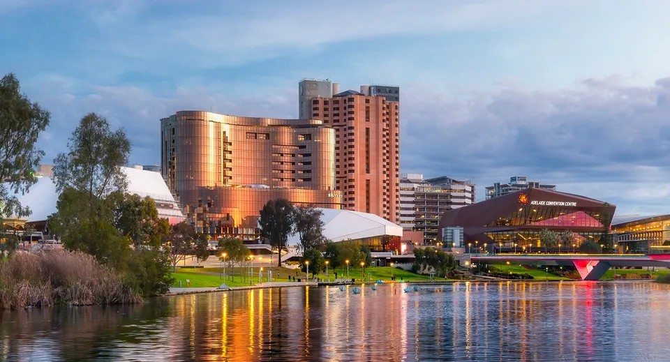 La vista su una città moderna con grandi edifici e acqua in primo piano dal campus della Australian Science and Mathematics School.