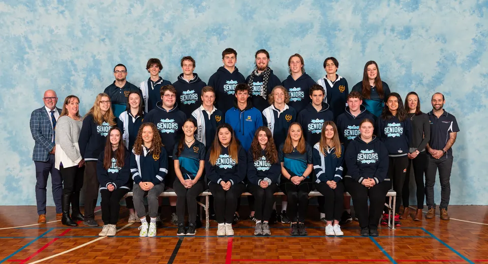 Un gruppo di studenti e studentesse della Kangaroo Island Community Education posa nella palestra.