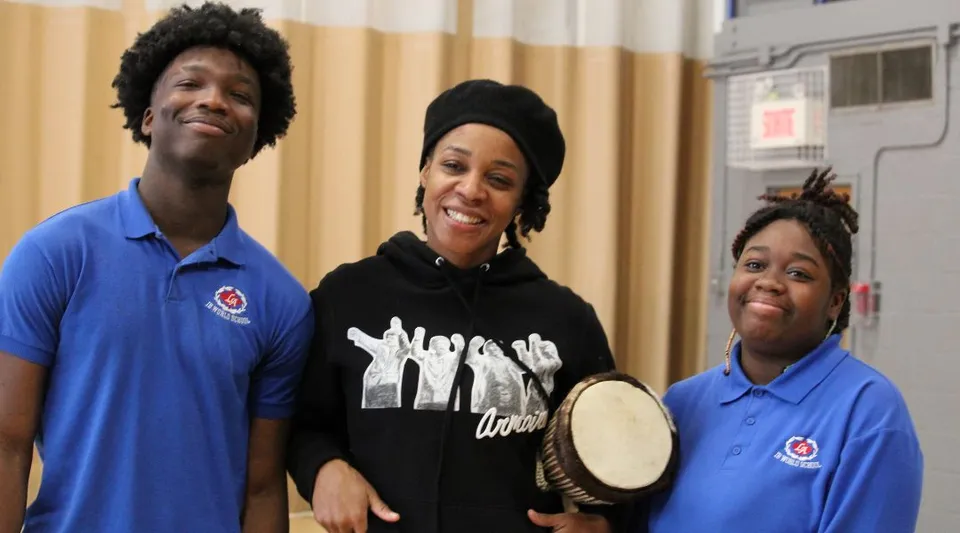 Tre persone stanno insieme in una stanza nel campus della Lakeside Academy.