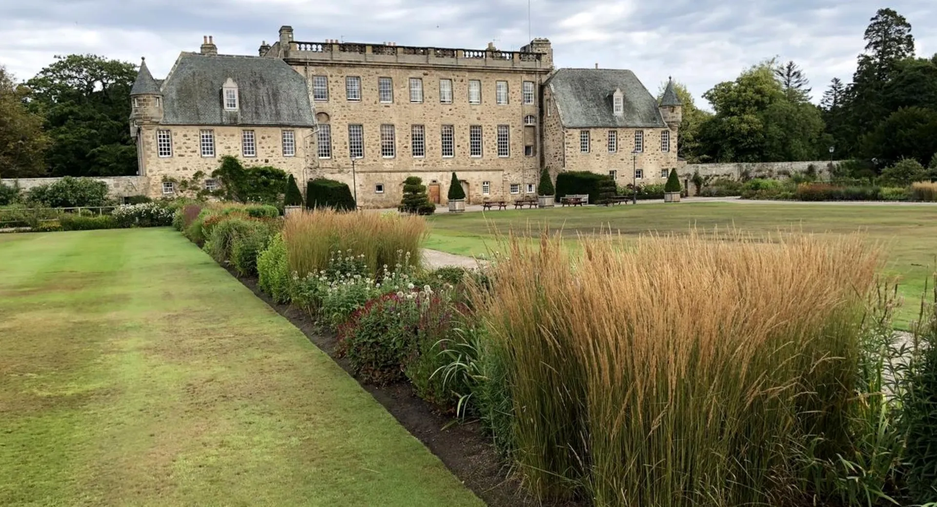 Lo storico edificio simile a un castello della Loretto School è circondato da giardini ben curati e da una vegetazione rigogliosa.