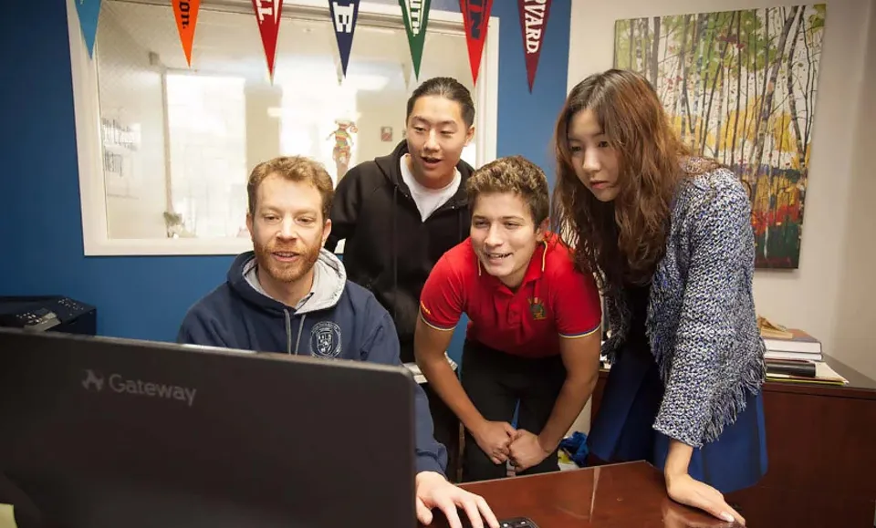 Un gruppo di studenti della Arroyo Pacific Academy lavora insieme a un computer.