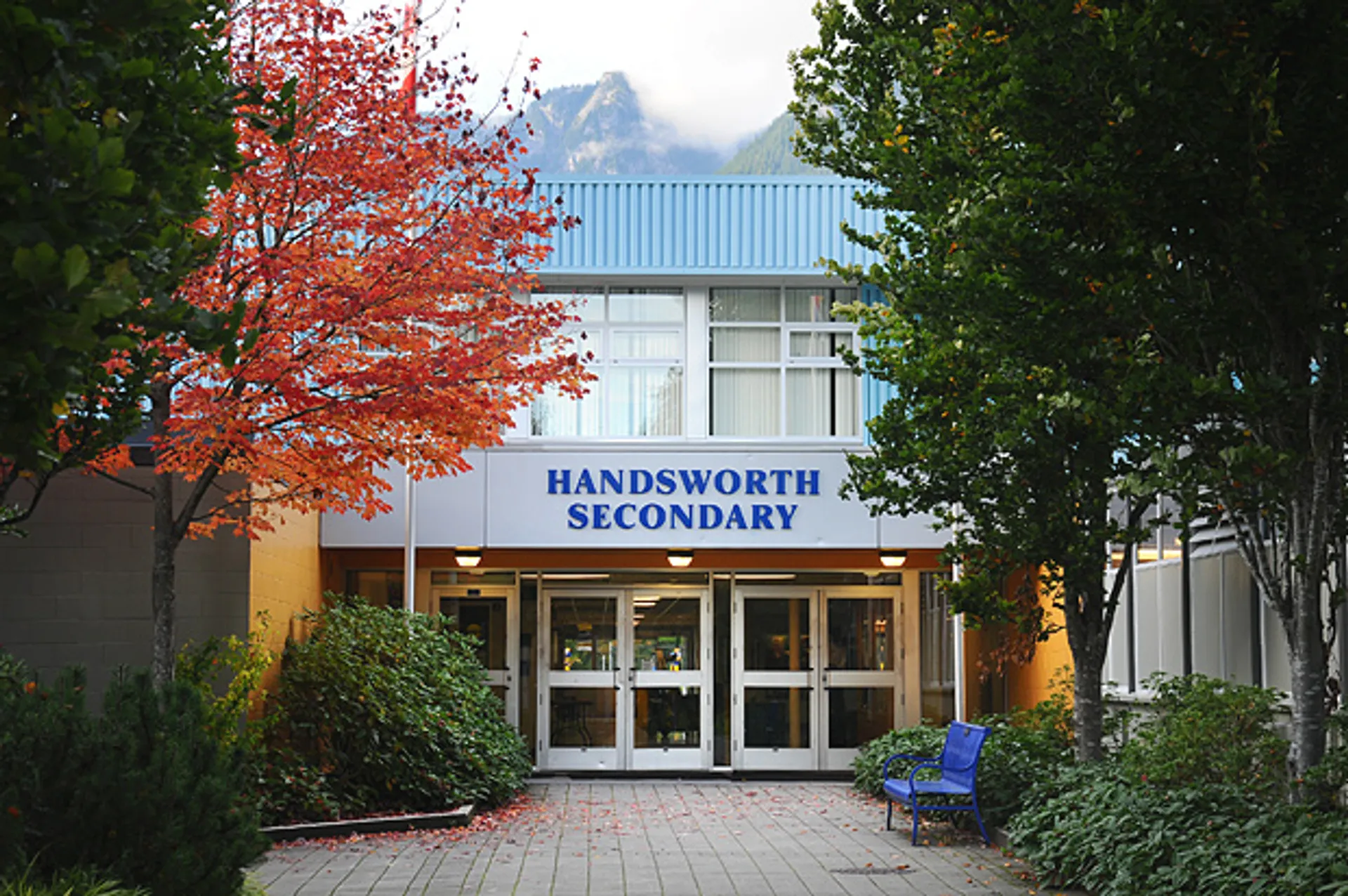 L'ingresso della Handsworth Secondary School è circondato da foglie autunnali e da una tranquilla area esterna.