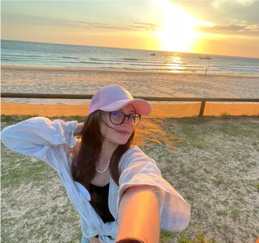 Antonia macht bei Sonnenuntergang ein Selfie am Strand in Australien