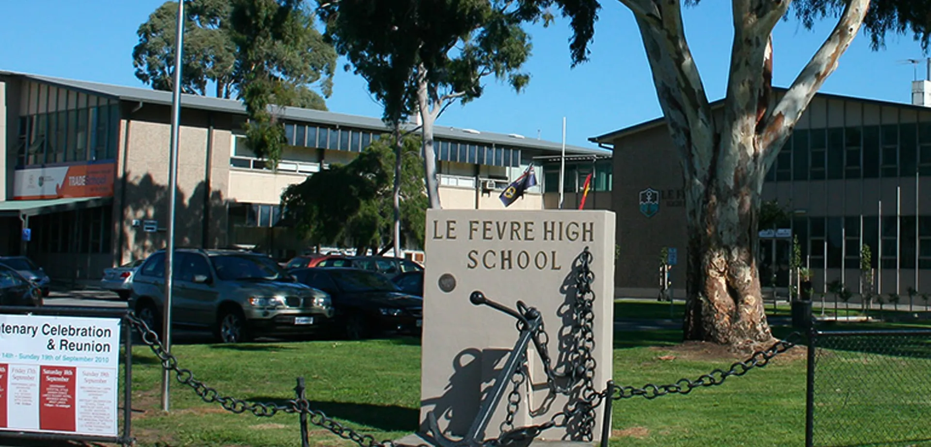 Il campus scolastico con l'insegna della Le Fevre High School è circondato da alberi ed edifici.
