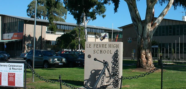 Der Schulcampus mit dem Schild der Le Fevre High School ist von Bäumen und Gebäuden umgeben.