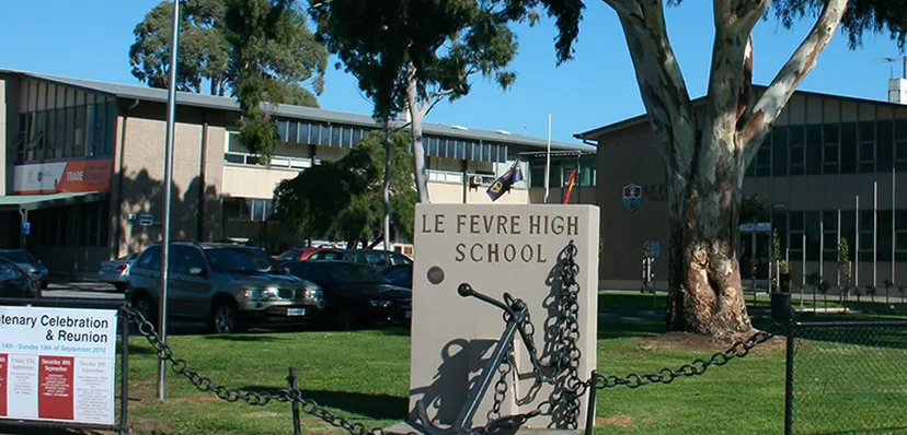 Il campus scolastico con l'insegna della Le Fevre High School è circondato da alberi ed edifici.
