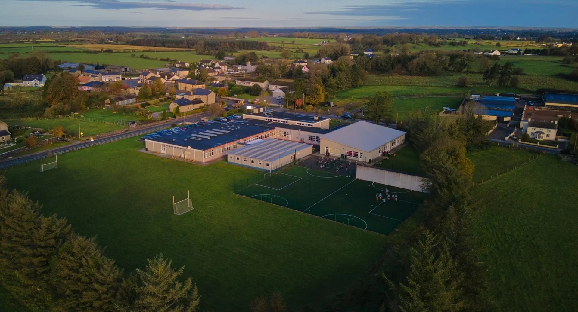 I campi sportivi del St. Cuan’s College si trovano ai margini di un verde villaggio con colline e boschi sullo sfondo.