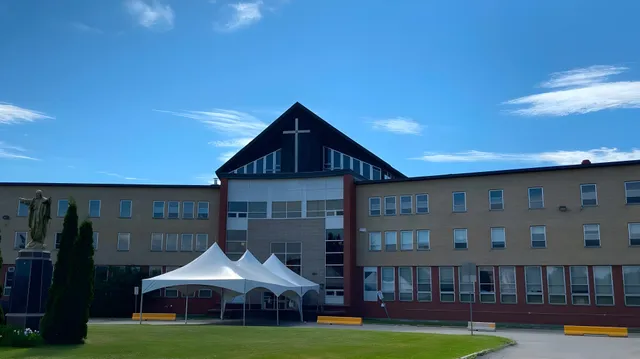 L'edificio moderno a più piani con il tetto triangolare nel campus del Séminaire de Chicoutimi.