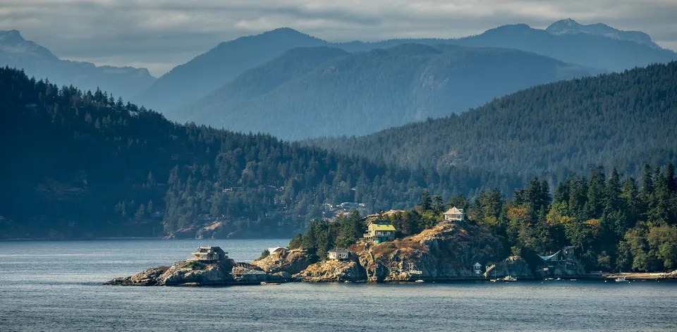 Un paesaggio costiero boscoso con isole e montagne nei pressi della Killarney Secondary School a Vancouver.