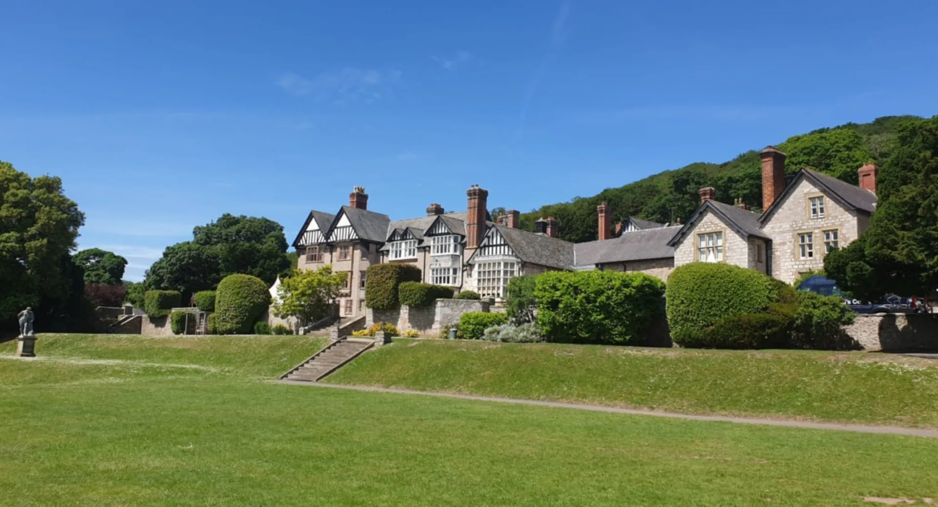 La storica dimora patronale con giardino curato nel campus del St. David’s College sotto un cielo limpido.