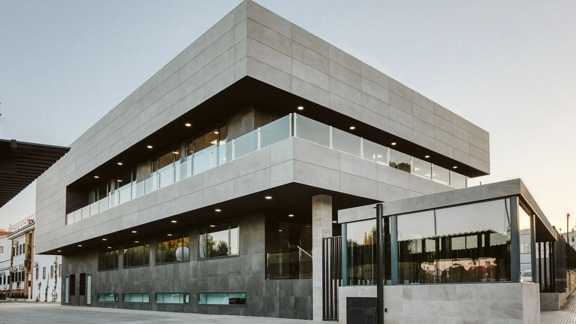 L'edificio moderno a più piani con ampie vetrate nel campus della Yago School.