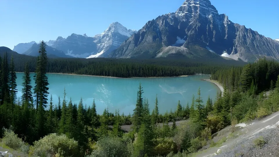 Un calmo lago turchese si trova tra montagne innevate e una foresta di sempreverdi nel territorio della École secondaire Népisiguit.