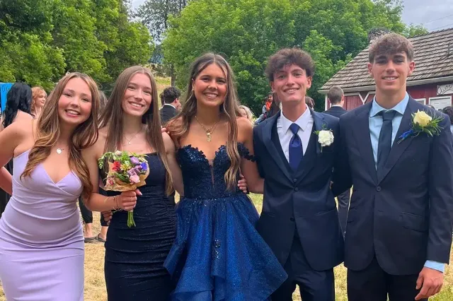 Cinque studenti eleganti in abito da sera al ballo di fine anno di una high school canadese