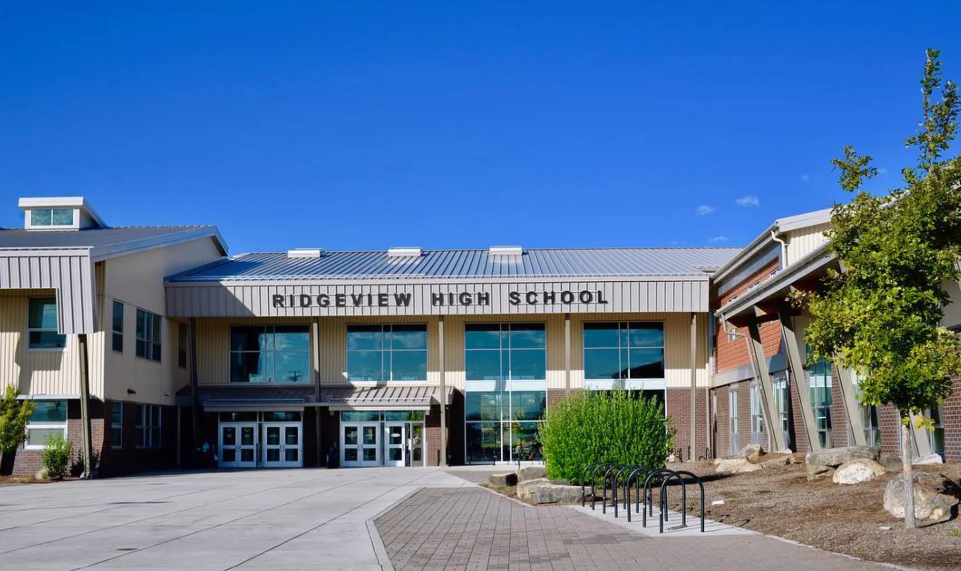 Il moderno edificio scolastico a due piani della Ridgeview High School è circondato da alberi e spazi verdi.