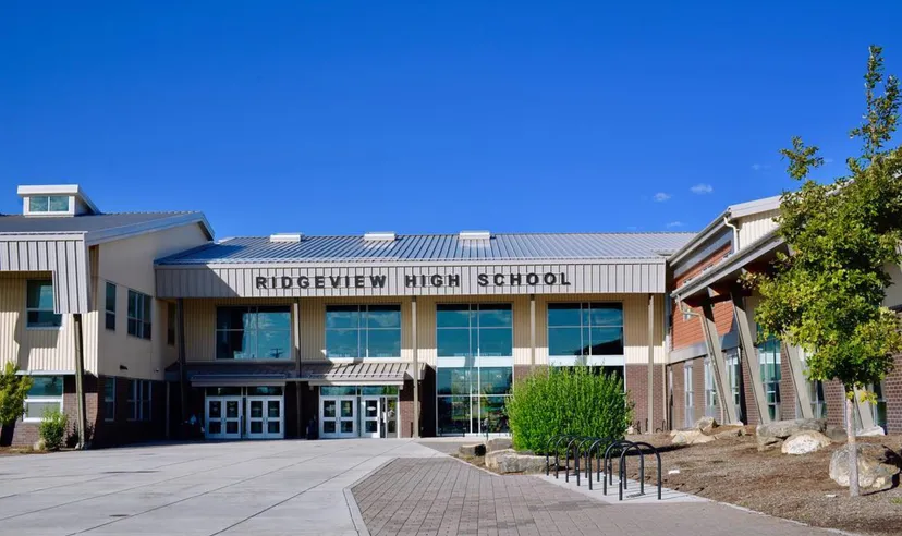 Il moderno edificio scolastico a due piani della Ridgeview High School è circondato da alberi e spazi verdi.