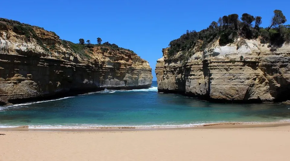 Un paesaggio costiero con scogliere e una spiaggia vicino al Coodanup College.