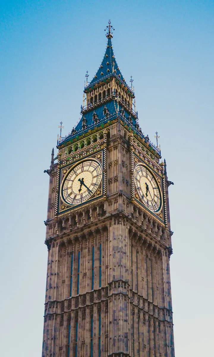 Der Uhrturm Big Ben in London vor blauem Himmel