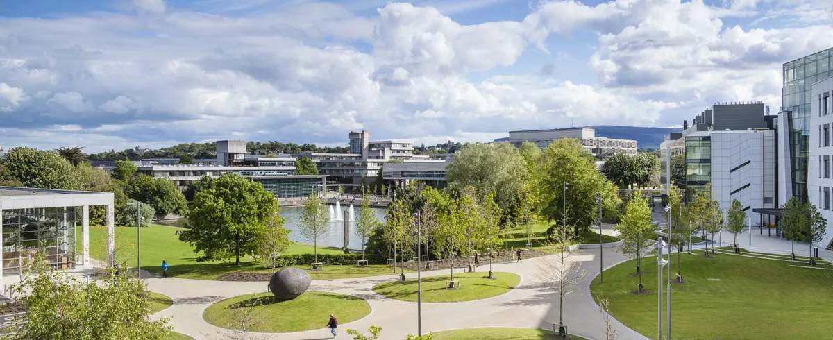 Veduta panoramica del campus di Belfield dell'UCD con il laghetto, i prati e gli edifici universitari