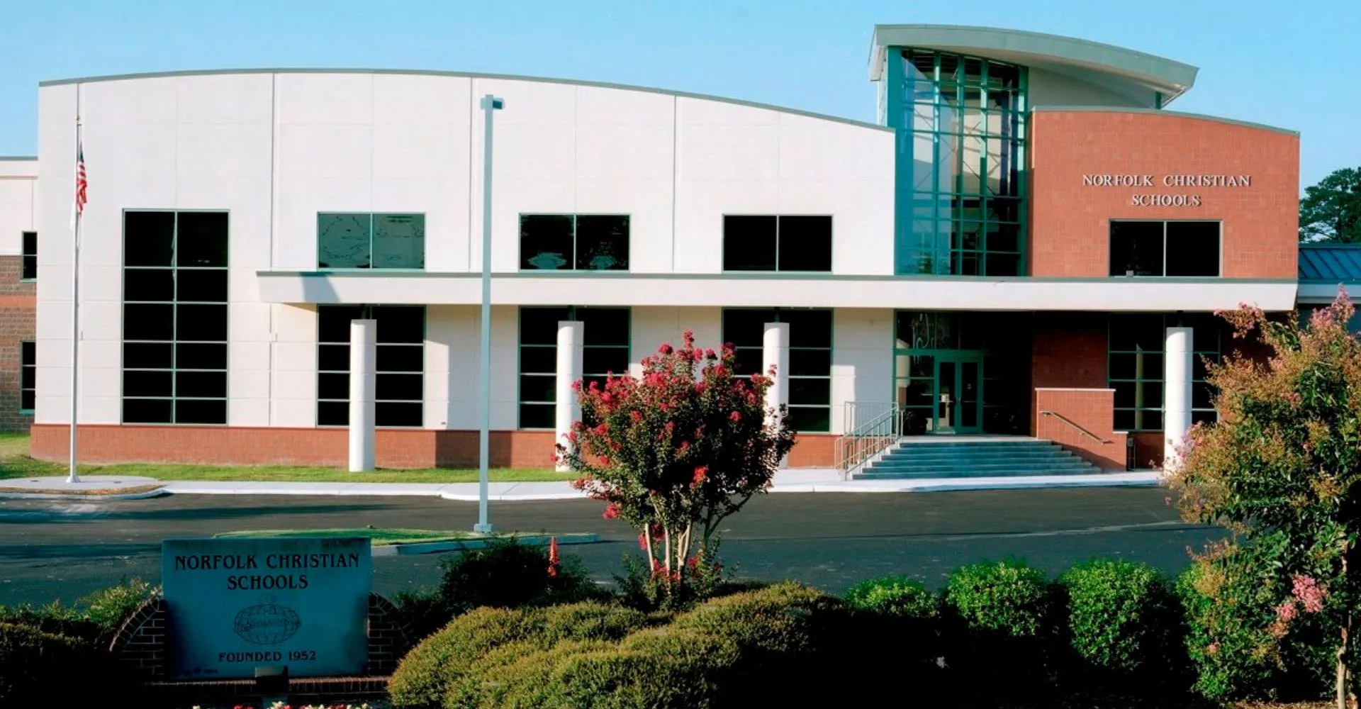 L'edificio moderno a più piani con facciata curva nel campus della Norfolk Christian Schools.