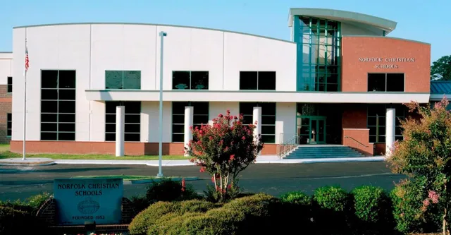 L'edificio moderno a più piani con facciata curva nel campus della Norfolk Christian Schools.
