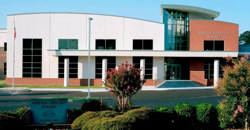 L'edificio moderno a più piani con facciata curva nel campus della Norfolk Christian Schools.