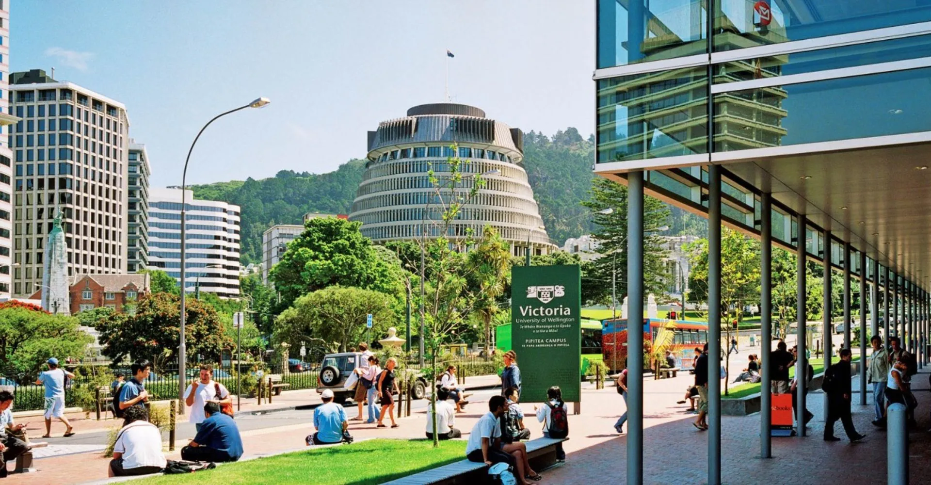 Vista sul moderno skyline e sullo sfondo verde nei pressi della Victoria University of Wellington.