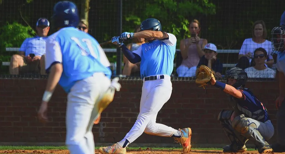 Studenti della Dominion Christian School giocano una partita di baseball nel campus scolastico davanti a degli spettatori.