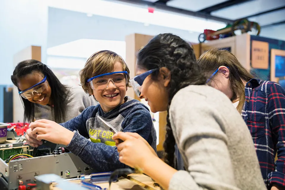 Gli studenti della Pitt Meadows Secondary School svolgono un'attività pratica in classe indossando occhiali protettivi.