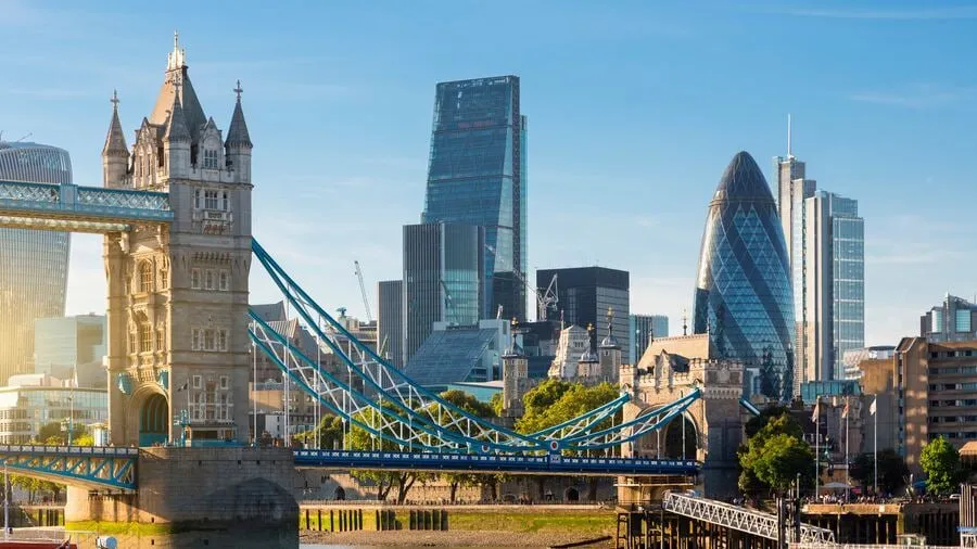 Tower Bridge ante el skyline de la City de Londres